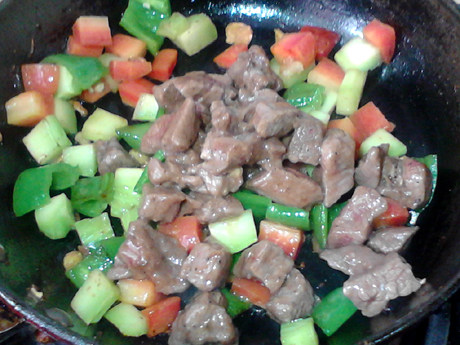 黑椒牛肉粒,倒入牛肉粒,炒匀,