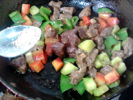 黑椒牛肉粒,放入黑胡椒粉,炒匀,熄火,