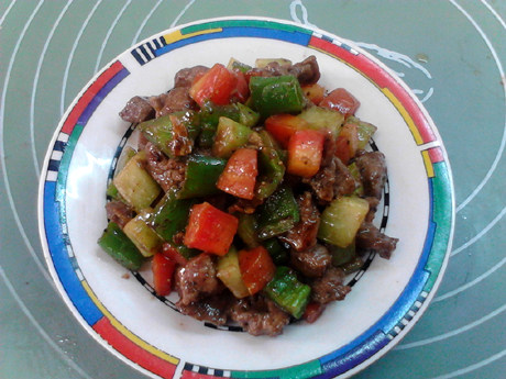 黑椒牛肉粒,出锅,装盘。
