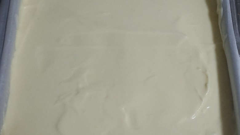 送你一朵小红花,面糊倒入方形烤盘中,最好垫上烘焙纸。用刮刀把面糊表面刮刮平。震一下大气泡