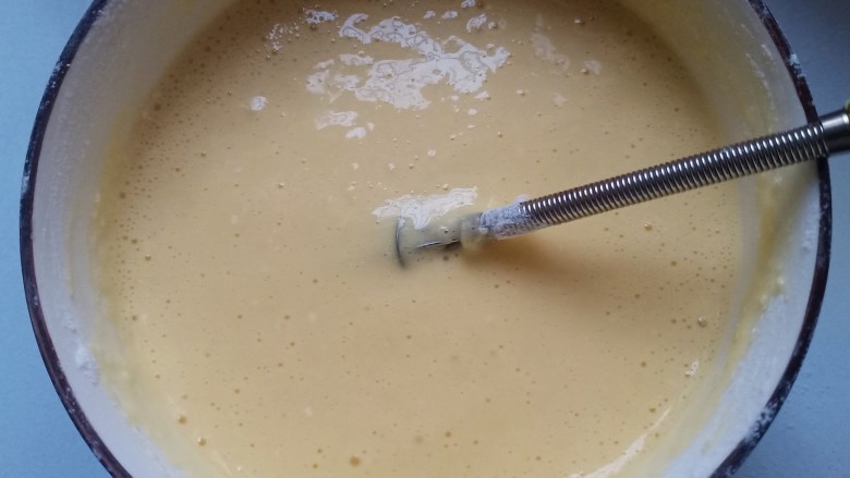 送你一朵小红花,如图,蛋黄糊混合好后,烤箱预热160度。