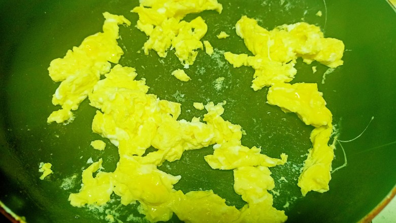 蒜台、豆角 、胡萝卜、 香菇炒鸡蛋,锅中放入少量油油热后倒入鸡蛋液 ,快速搅拌至大块盛出