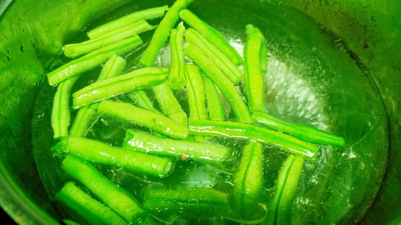 蒜台、豆角 、胡萝卜、 香菇炒鸡蛋,锅中放入适量水 ,放入少量盐 ,几滴油 ,水开后放入洗净的<a style='color:red;display:inline-block;' href='/shicai/ 3639'>豆角</a>段
