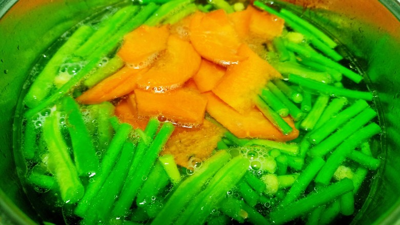 蒜台、豆角 、胡萝卜、 香菇炒鸡蛋,放入胡萝卜焯水30秒