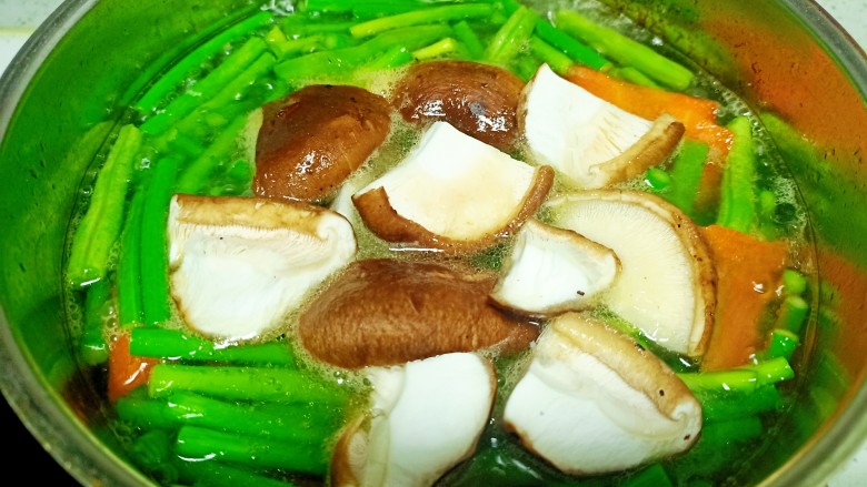 蒜台、豆角 、胡萝卜、 香菇炒鸡蛋,放入香菇焯水30秒,捞出