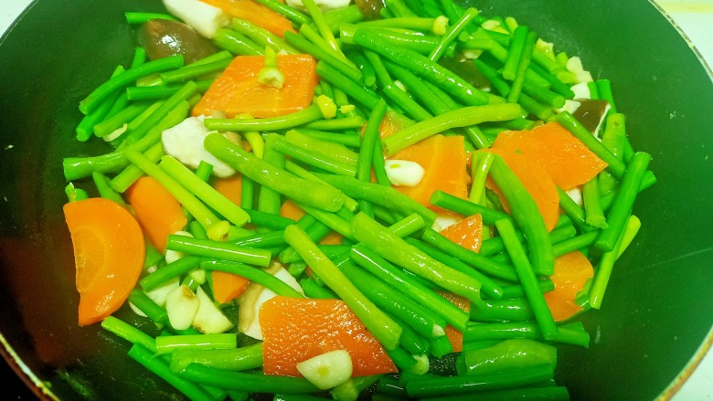 蒜台、豆角 、胡萝卜、 香菇炒鸡蛋,翻炒均匀