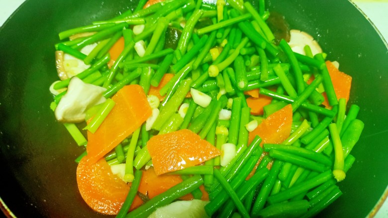 蒜台、豆角 、胡萝卜、 香菇炒鸡蛋,放入适量盐