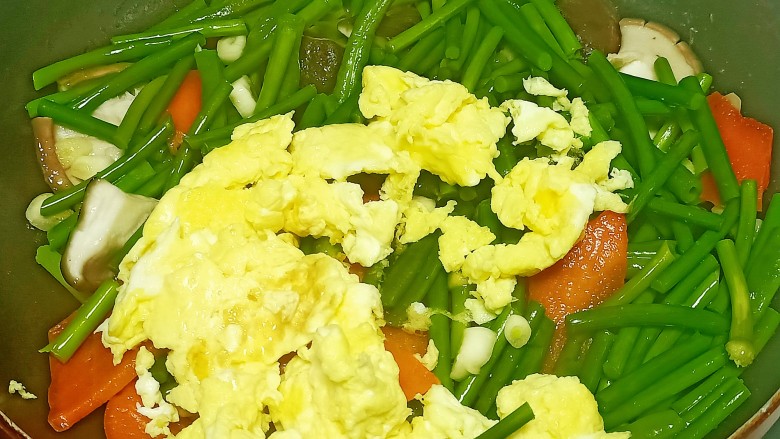 蒜台、豆角 、胡萝卜、 香菇炒鸡蛋,倒入鸡蛋