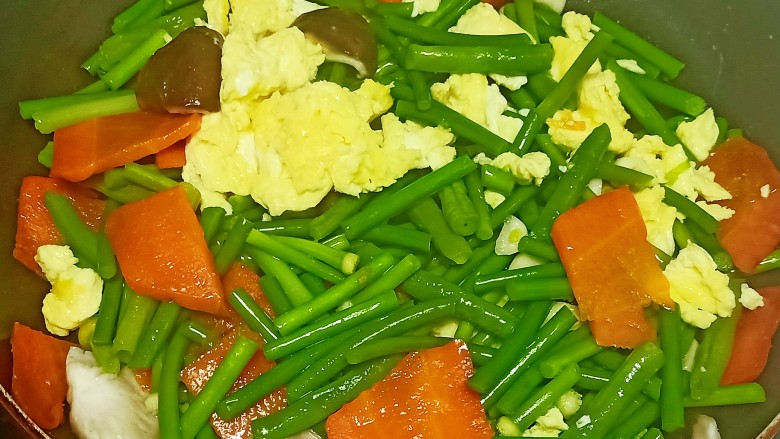蒜台、豆角 、胡萝卜、 香菇炒鸡蛋,翻炒均匀