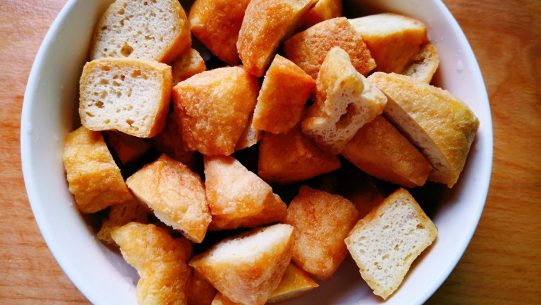 油豆腐炒青椒,<a style='color:red;display:inline-block;' href='/shicai/ 483'>油豆腐</a>清洗干净,用刀对半切开