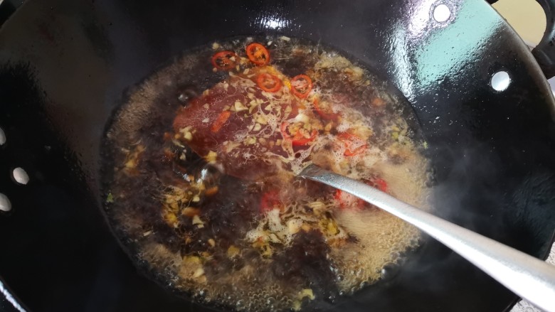 油豆腐炒青椒,放入适量清水,大火烧开