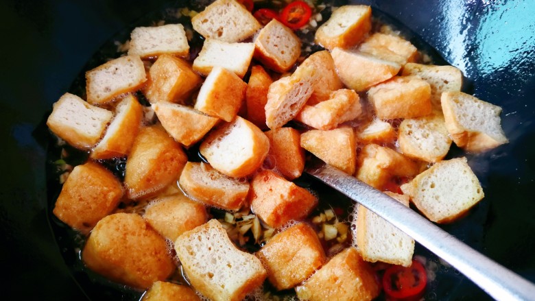 油豆腐炒青椒,放入油豆腐,煮至入味
