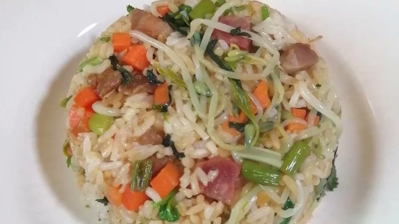 不一样的风味~~腊味杂菜炒饭