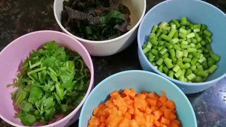 不一样的风味~~腊味杂菜炒饭,<a style='color:red;display:inline-block;' href='/shicai/ 25'>胡萝卜</a>、<a style='color:red;display:inline-block;' href='/shicai/ 3350'>蒜薹</a>和<a style='color:red;display:inline-block;' href='/shicai/ 37'>姜</a>切丁，<a style='color:red;display:inline-block;' href='/shicai/ 3374'>紫苏</a>和<a style='color:red;display:inline-block;' href='/shicai/ 131'>香菜</a>切碎