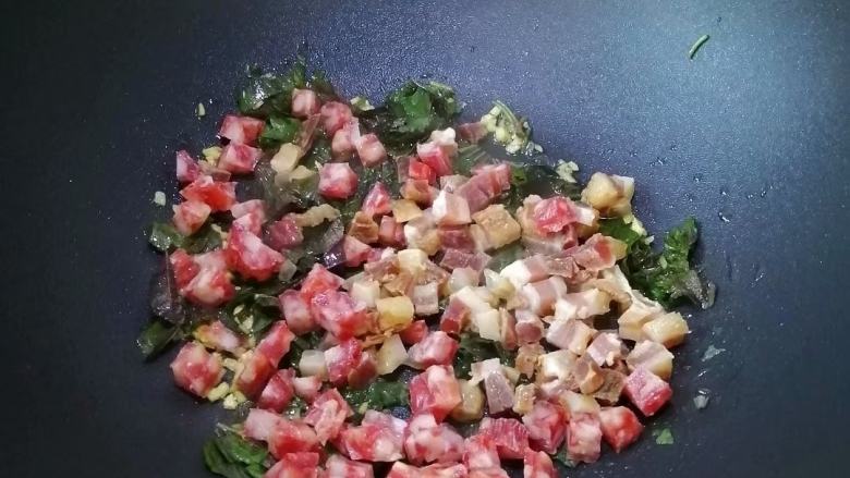 不一样的风味~~腊味杂菜炒饭,加入腊肠腊肉丁