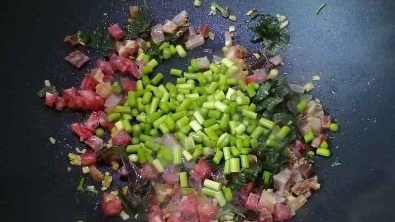 不一样的风味~~腊味杂菜炒饭,加入蒜薹丁