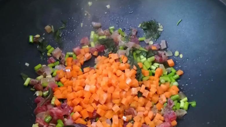 不一样的风味~~腊味杂菜炒饭,加入胡萝卜丁
