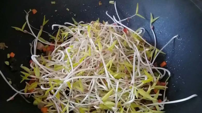 不一样的风味~~腊味杂菜炒饭,加入芽菜