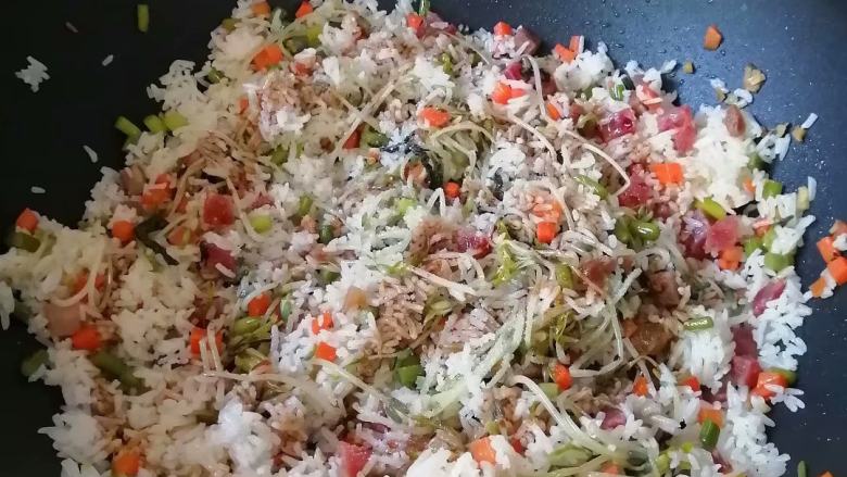 不一样的风味~~腊味杂菜炒饭,加入盐和<a style='color:red;display:inline-block;' href='/shicai/ 788'>生抽</a>