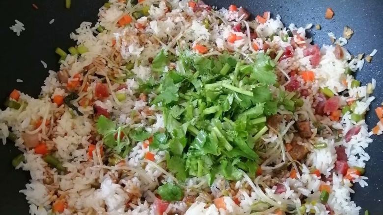 不一样的风味~~腊味杂菜炒饭,加入香菜碎，炒匀便可