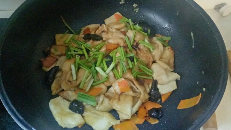 三鲜豆腐,翻炒至食材熟透,加入蒜苗段翻炒均匀即可