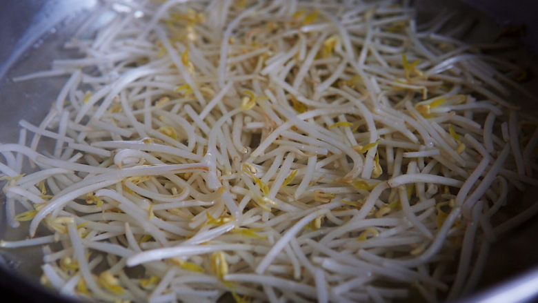 绿豆芽炒韭菜,绿豆芽沸水焯烫至断生,就是变成半透明状,捞出控水。