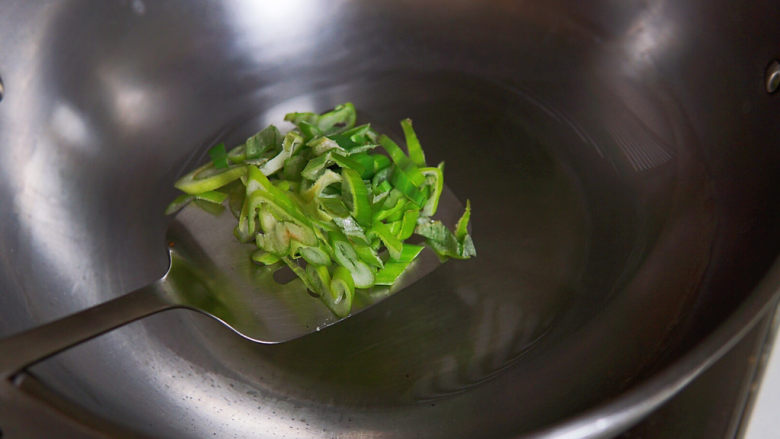 绿豆芽炒韭菜,油热后,加入葱花,煸出香味。