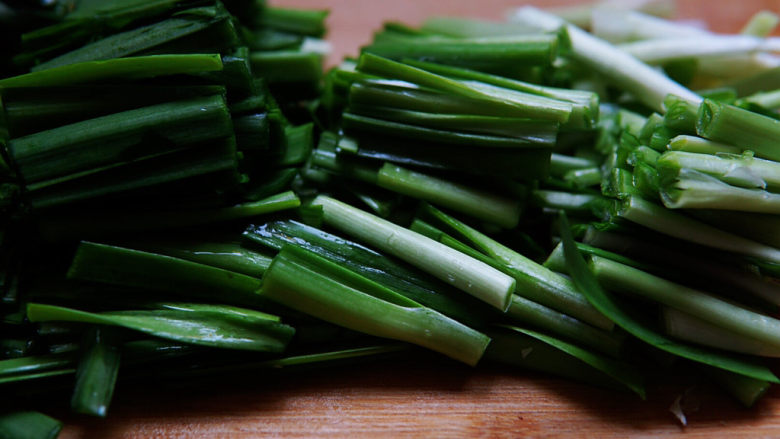 绿豆芽炒韭菜,<a style='color:red;display:inline-block;' href='/shicai/ 116'>韭菜</a>去掉黄叶,洗净控水,切寸段。