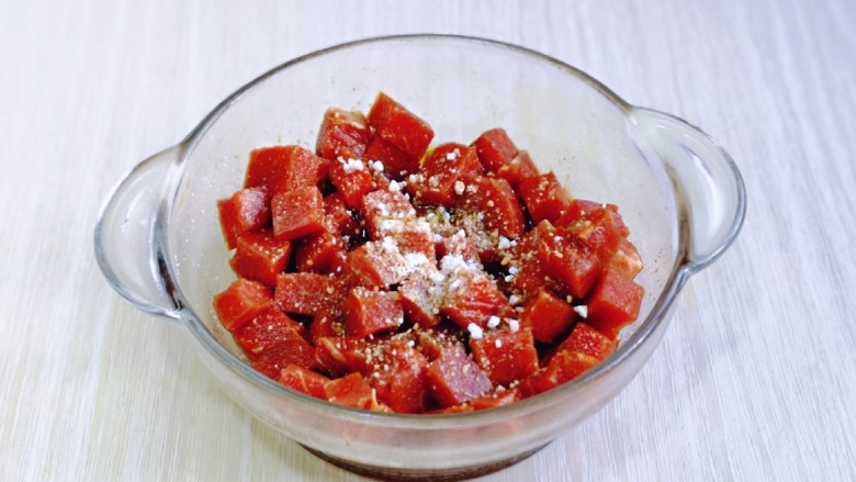 黑椒牛肉粒,加入<a style='color:red;display:inline-block;' href='/shicai/ 2590'>番薯粉</a>,再淋一点橄榄油。