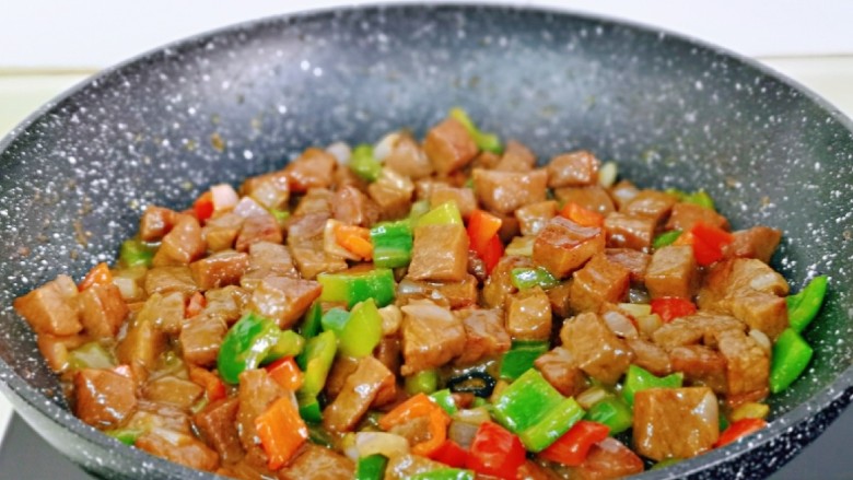 黑椒牛肉粒,翻炒均匀,关火出锅。