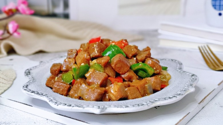 黑椒牛肉粒,盛出装盘,不腥不腻的牛肉粒。