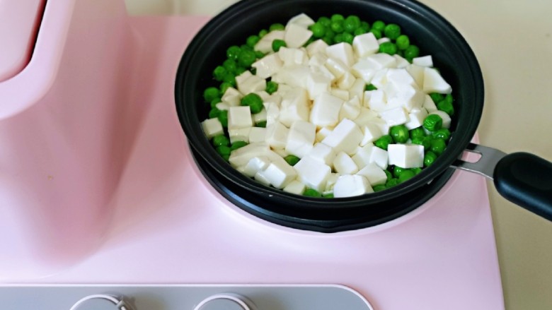 三鲜豆腐,再加入豆腐块。(不要用铲子,避免豆腐碎)