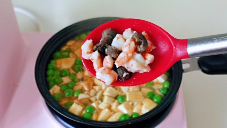 三鲜豆腐,再加入炒过,虾仁和海参。