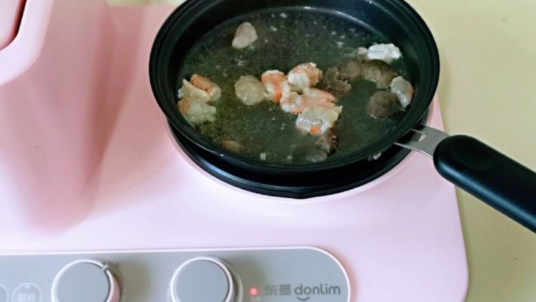 三鲜豆腐,起油锅,加入腌制好的虾与海参,煸炒至变色盛出备用。