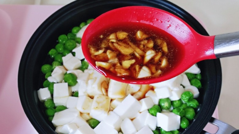 三鲜豆腐,加入调味料,煮炖2分钟。