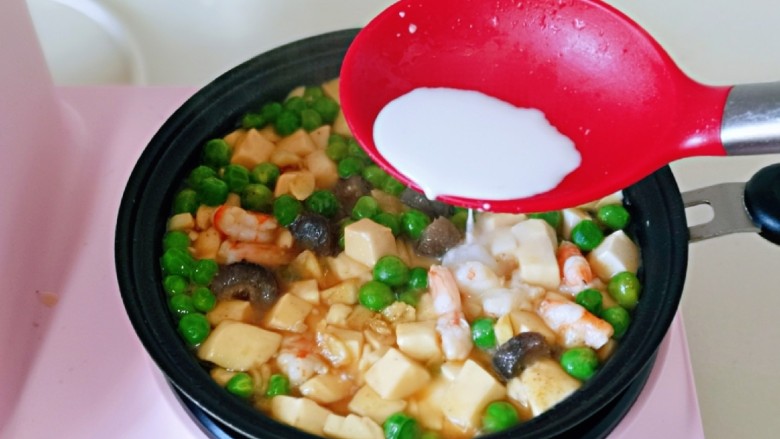三鲜豆腐,淀粉加入水化开,倒入锅中,煮沸至粘稠断电。