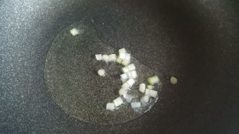 木耳蛋花汤,起锅烧油,下入葱白炒香