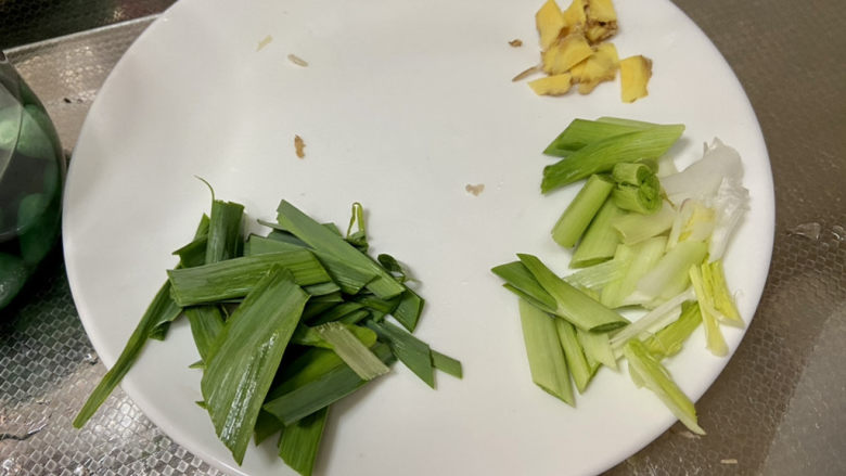 胡萝卜炒杏鲍菇➕蒜苗胡萝卜鸡蛋炒杏鲍菇,改刀:姜切片,蒜苗用刀拍一拍,蒜白蒜叶分别切斜刀段