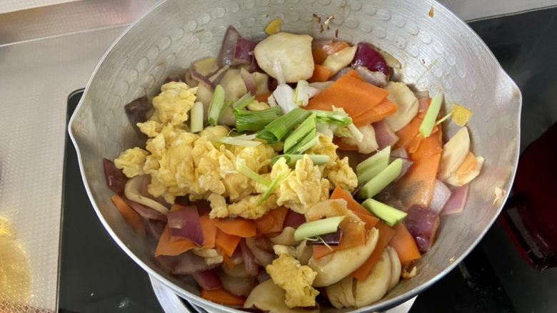 胡萝卜炒杏鲍菇➕蒜苗胡萝卜鸡蛋炒杏鲍菇,加入蒜白,翻炒断生