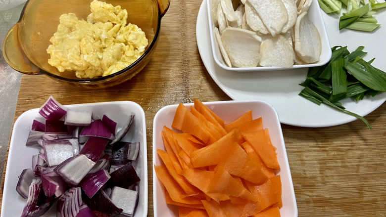 胡萝卜炒杏鲍菇➕蒜苗胡萝卜鸡蛋炒杏鲍菇,全部食材准备好