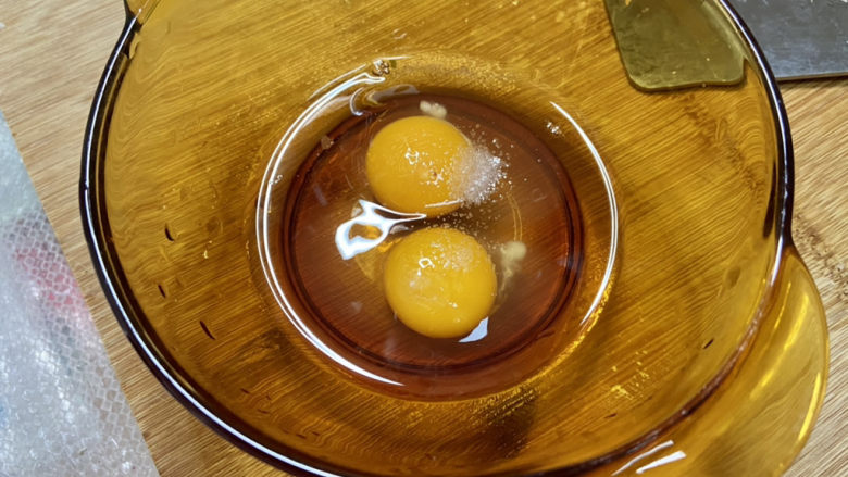胡萝卜炒杏鲍菇➕蒜苗胡萝卜鸡蛋炒杏鲍菇,鸡蛋打入碗中,加少许食盐