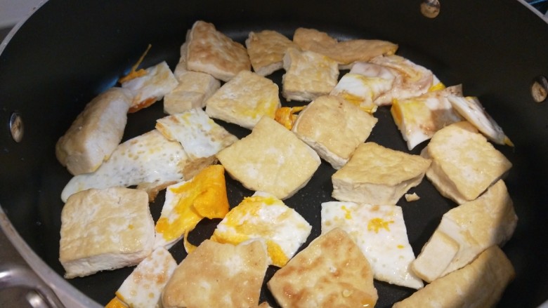 三鲜豆腐,平底锅烧热倒入适量油,煎豆腐,在煎两个荷包蛋。