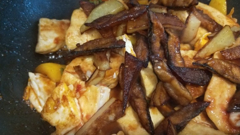 三鲜豆腐,倒入土豆茄子,加入适量盐,味精,在用水淀粉勾芡即可出锅。