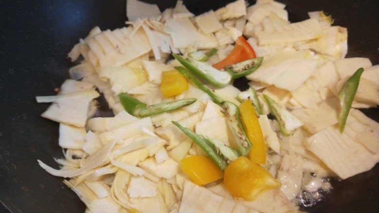 油焖冬笋,焖两分钟,加上配料添加颜色。