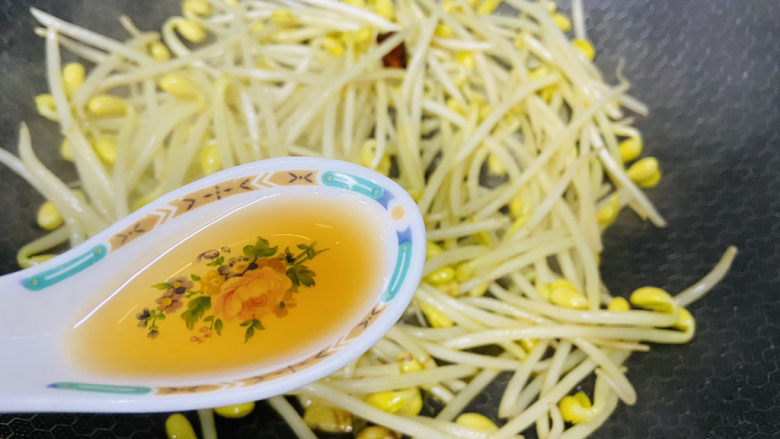 爆炒黄豆芽,少许香醋,使黄豆芽口感更清脆