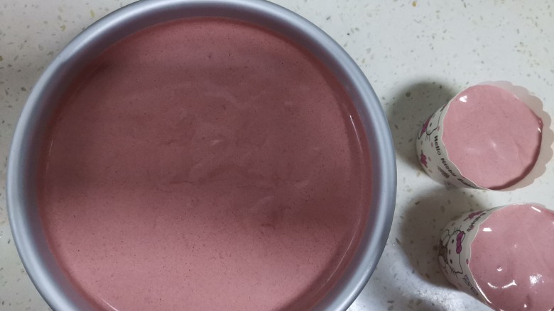 红丝绒草莓🍓裸蛋糕,倒入6寸模具,震几下震出大气泡