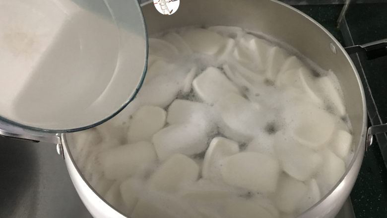 年糕&奶酪棒,煮开后激小半碗清水,盖上盖,转小火煮一会儿