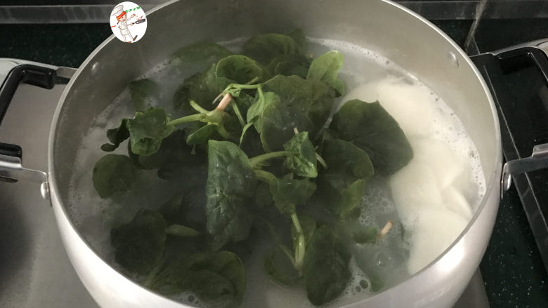 年糕&奶酪棒,这时年糕也煮好了,把洗净的菠菜放进去,煮至变色变软就可以了