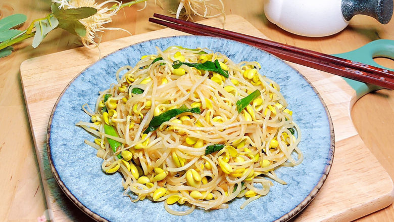 爆炒黄豆芽,口感爽脆的爆炒黄豆芽就上桌了!
