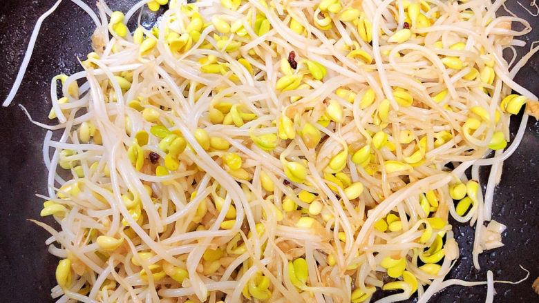 爆炒黄豆芽,翻炒均匀,炒出黄豆芽的水份。